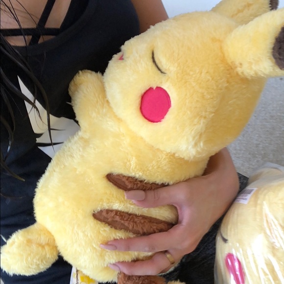 Cuddle me pikachu Pokémon plushy plushi - Picture 4 of 7